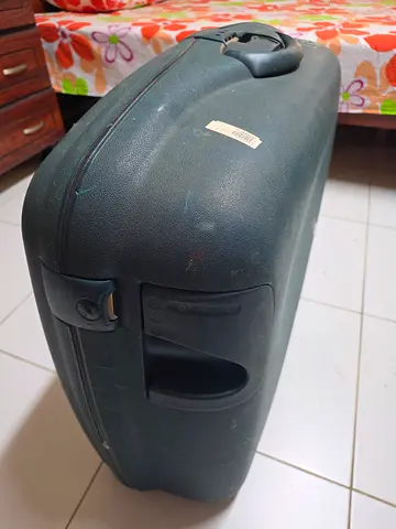 Large hard-shell suitcase / roller luggage - used