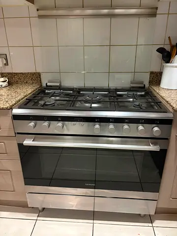 Siemens Gas Cooker
90x60cm 5 burner Good working conditions.
Should be collected on 4 September