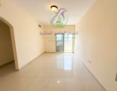 شقة واسعة مكونة من غرفتي نوم للإيجار مع موقف سيارات مجاني وشرفة قريبة من جميع المرافق والخدمات في موقع مميز وجاهزة للسكن