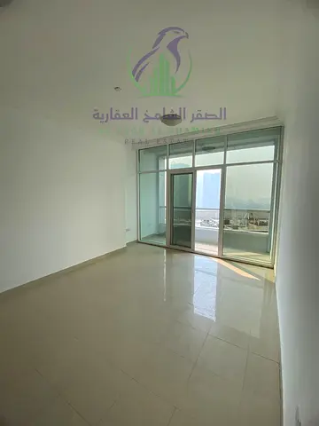 شقة ثلاث غرف وصالة للإيجار السنوي في الممزر الشارقة بإطلالة بحرية وغرفة خادمة وأربعة حمامات والدفع مرن