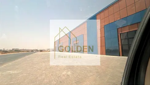 a main road entrance with an electric power of 120 kva with an external parking area for shipping and unloading 15 meters, distinguished by standard specifications suitable for all activities