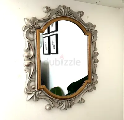 Decorative Vintage-Style Wall Mirror with Carved Frame