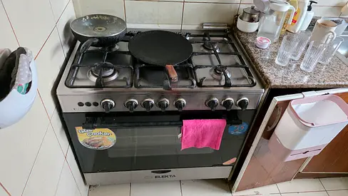 Used Elekta 5-Burner Gas Cooker with Oven – Good Working Condition (minor service required)