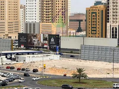شقة غرفتين وصالة للإيجار السنوي في التعاون الشارقة بلكونة خزائن بالحائط باركينغ مجاني وقرب من دبي دفعات مرنه