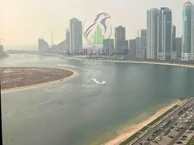 شقة غرفتين وصالة للإيجار السنوي في التعاون كورنيش الخان الشارقة إطلالة بحرية مباشرة مطبخ واسع خزائن بالحائط مساحات واسعة