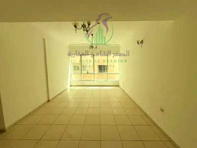 شقة غرفة وصالة في التعاون مع بلكونة وخزائن حائط وحمامين بموقع مميز قريب من جميع الخدمات والمرافق