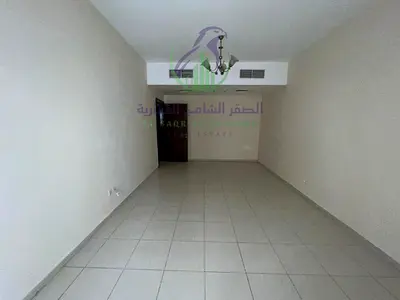 اوسع واجمل غرفة وصالة مساحات واسعة مع بلكونة اطلالة مفتوحة وخزائن حائطية مع باركينج مجاني