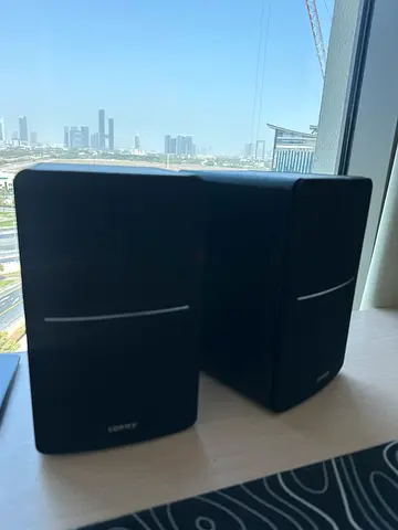Pair of Philips bookshelf speakers - good condition
