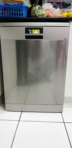 Siemens iQ 700 model three rack dishwasher for sale