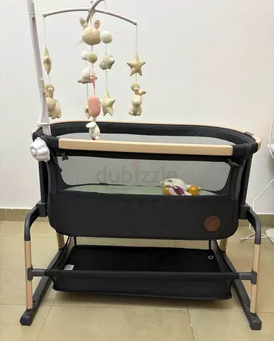 Portableiora maxi cosy bedside bassinet with mobile – used, good condition come with 5 free sheets