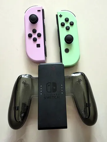Joy-Con controllers with charging grip for Nintendo Switch working perfectly