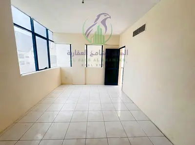 غرفة وصالة مع بلكونة في المجاز 3 ثاني ساكن بإطلالة بحرية وباركينج مجاني ومساحات مريحة وموقع مناسب للسكن بالقرب من الخدمات