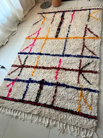White Moroccan-style rug with colorful geometric lines (160x230cm approx)