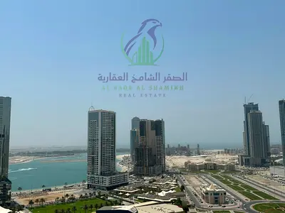 شقة واسعة مكونة من ثلاث غرف نوم للإيجار مع إطلالة بحرية بانورامية وبلكون وخزائن حائط في موقع مميز