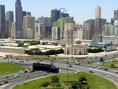 شقة واسعة مكونة من غرفتين نوم متاحة للإيجار مع إطلالات بانورامية باركن مجاني في موقع مميز دفعات مرنة