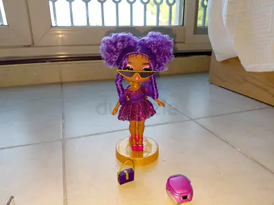 Purple-haired fashion LOL doll with accessories (small handbag + stand)