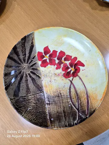 Decorative Ceramic Wall Plate with Floral Design - Good Condition 35 cm diameter