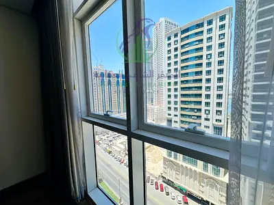شقة غرفة وصالة مفروشة للإيجار السنوي في التعاون الشارقة داخل برج سكني راقٍ مع باركنج ومسبح وخدمات متكاملة وإطلالة مميزة وسكن جاهز بالكامل