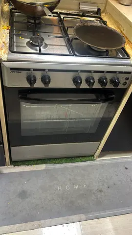 Used freestanding gas cooker with oven - good working condition