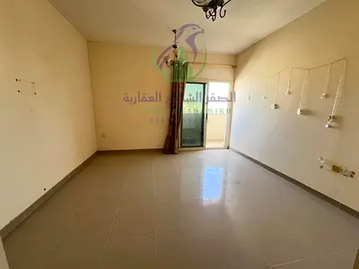 شقة غرفة وصالة للإيجار السنوي في البوطينة الشارقة مع بلكونة وتكييف مركزي داخل بناية هادئة مناسبة للسكن العائلي