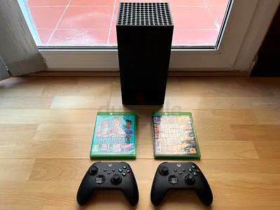 XBOX Series X + 2 games + controllers, completely scratchless, perfect condition