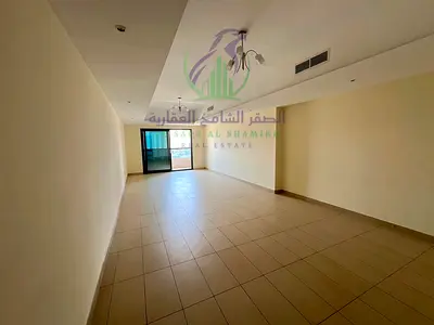 شقة واسعة مكونة من ثلاث غرف نوم للإيجار مع تكييف مجاني وبلكون وباركن  وجيم ومسبح وغرفة خادمة بحمام