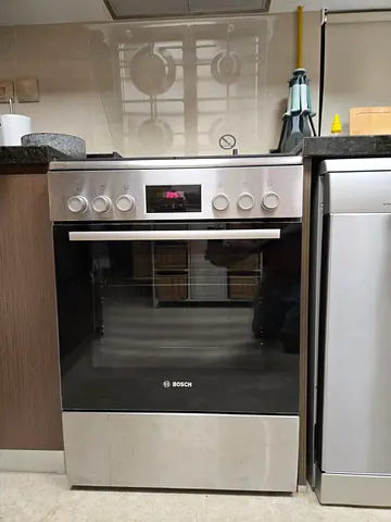 Bosch freestanding electric oven and gas range excellent working condition.
