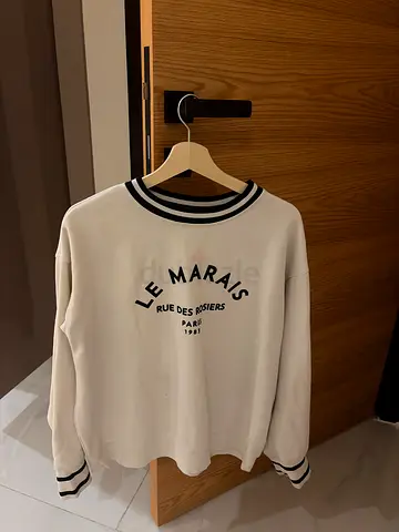 White sweat shirt