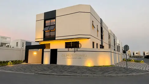Modern corner villa on two streets near the Chinese market and exit E311 | 5 bedrooms | Strategic location |
