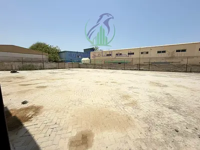 ساحة صناعية واسعة متاحة للإيجار السنوي مناسبة لمجموعة متنوعة من الأنشطة التجارية والصناعية وتقع في منطقة صناعية استراتيجية توفر سهولة الوصول