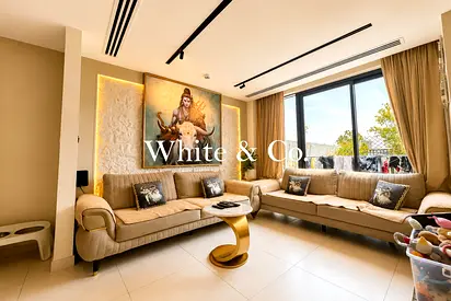 SINGLE ROW | UPGRADED UNIT | UNFURNISHED