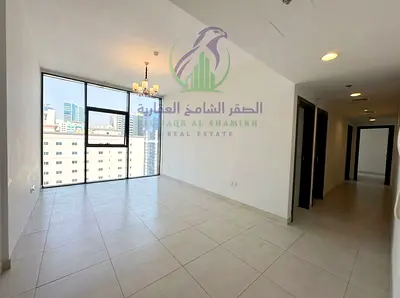 شقة غرفتين وصالة للإيجار السنوي في الممزر الشارقة بإطلالات بانورامية وغرفتين ماستر ومطبخ مضيء وثلاثة حمامات وباركينغ مجاني