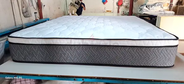 Pocket spring King size mattress - brand new condition, medium firm