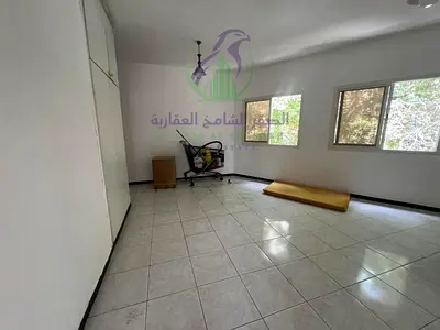 اوسع واجمل غرفة وصالة مساحات واسعة تشطيب حديث مع بلكونة وخزائن بالحائط في منطقة المجاز 2