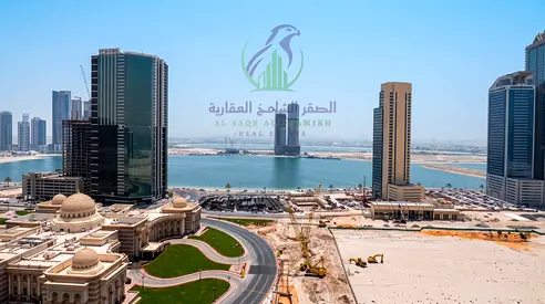 شقة 3 غرف وصالة للإيجار السنوي في الممزر – الشارقة | إطلالة بحرية وبلكونة