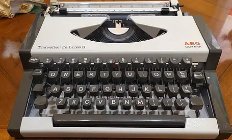 Vintage Olympia AEG Traveller de Luxe S Typewriter with Original Case