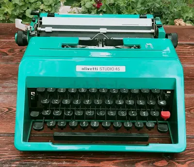 Olivetti studio 45 Arabic typewriter with carrying case