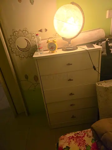 White bedroom dresser with 5 drawers - good condition