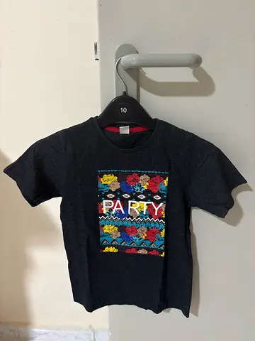 Dark grey short-sleeve t-shirt with colorful 'Party' print -