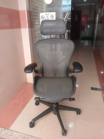 Selling Herman Miller remastered chair type C Fully Loaded excellent condition with headrest