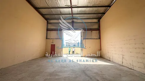 مستودع للإيجار في الصناعية 18 – 1200 قدم مربع | مدخل واسع | 60,000 درهم سنوياً