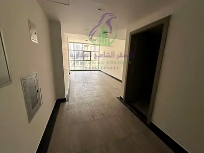 ثلاث غرف وصالة راقيه للايجار بممزر الشارقة على شارع الوحدة قرب مخرج دبي باركينغ مجاني جيم ومسبح مجاني ارضيات باركيه دفعات مرنة مباشر علي مخرج دبي
