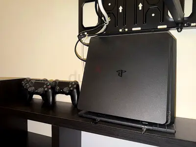 PS4 Slim + 3 Controllers