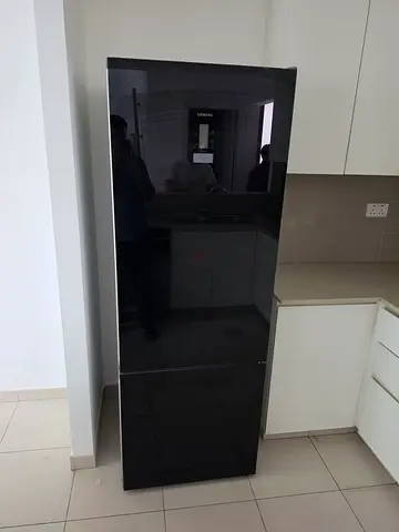 Siemens black glass-door refrigerator With BottomFreezer- Excellent Condition