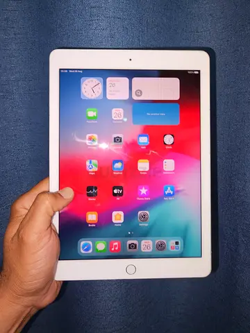 Ipad 9.7 6Th Gen with charger 32Gb Storage waterpack condition 10/8.5 fully Geniune 100% battery