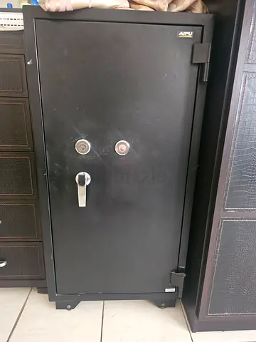 Large Heavy-Duty Home/Office Safe – Steel Security Safe, good condition size 100 cm by 52 cm size