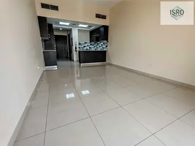 Studio with big balcony American kitchen 550sqft