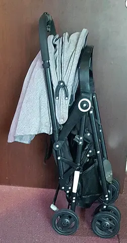 Lightweight foldable baby stroller (compact, used)