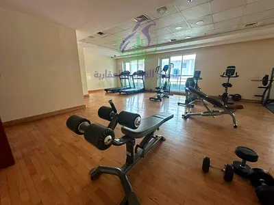 شقة ثلاث غرف وصالة للإيجار السنوي في التعاون الشارقة بمساحات واسعة وغرفتين ماستر وأربعة حمامات وغرفة خادمة وغسيل وتكييف وجيم مجاني