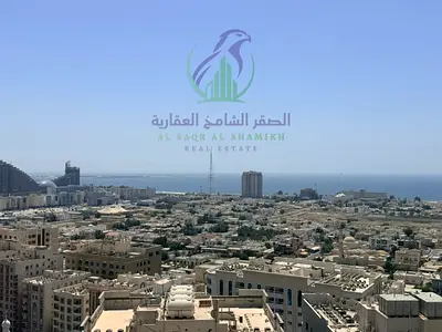 شقة واسعة للإيجار ثلاث غرف إطلالة بحرية مفتوحة تكييف مجاني باركين بلكون خزائن حائط غرفة خادمة الصيانة مشمولة
